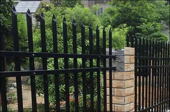 11 gauge black palisade fence