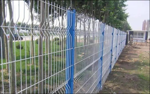 Curved galvanized wire mesh panels with posts,fittings and post caps