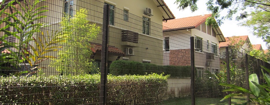 Perimeter fencing steel mesh panels welded with entry gate